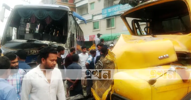 সংঘর্ষে ক্ষতিগ্রস্ত বাস ও ট্রাক